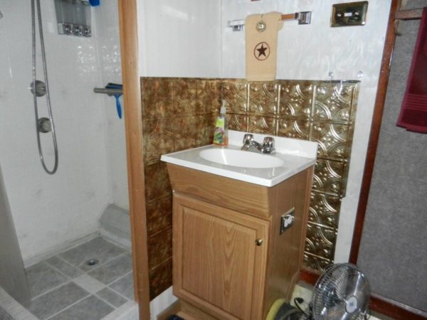 Real Bus Conversion RV - Image 7