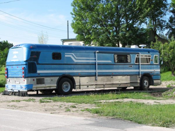 Real Bus Conversion RV - Image 9