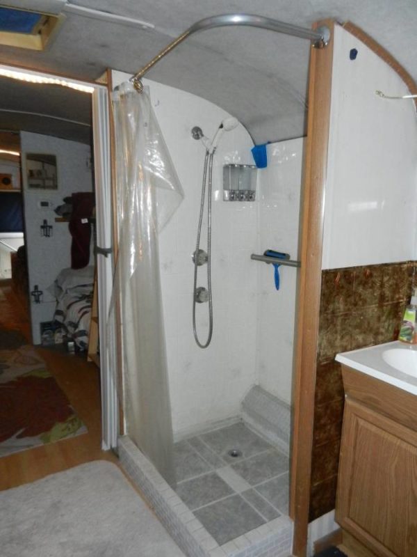 Real Bus Conversion RV - Image 5