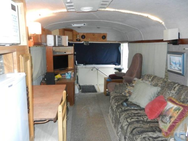 Real Bus Conversion RV - Image 11