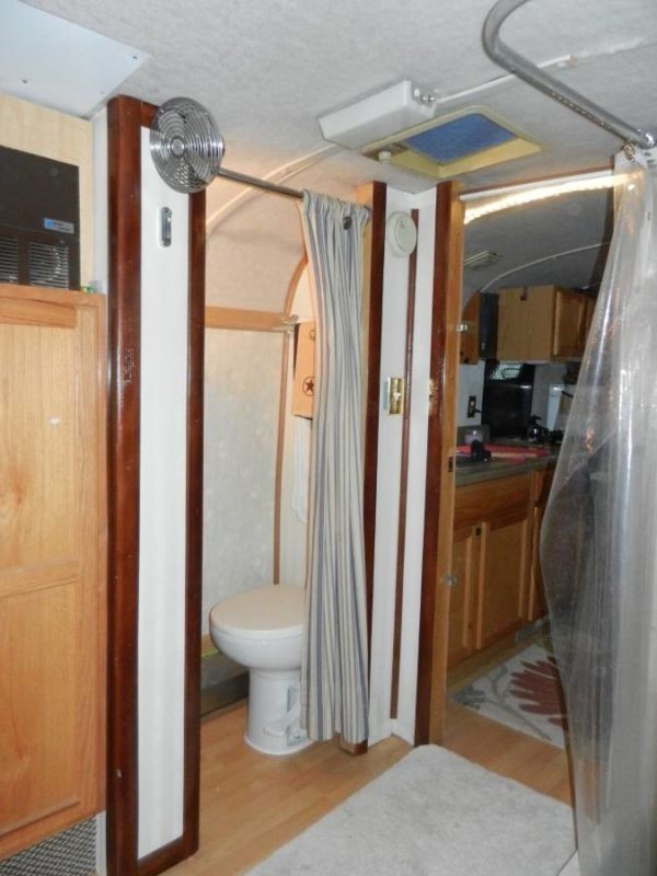 Real Bus Conversion RV - Image 17