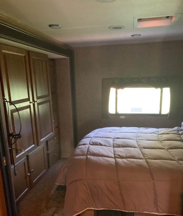 2016 COACHMEN LEPRECHAUN 320BH - Image 11