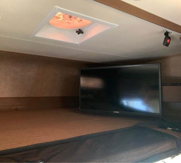 2016 COACHMEN LEPRECHAUN 320BH - Image 12