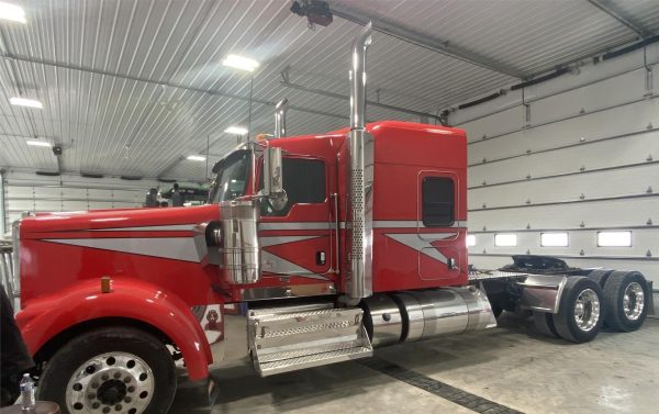 2018 Kenworth W900 - Image 2