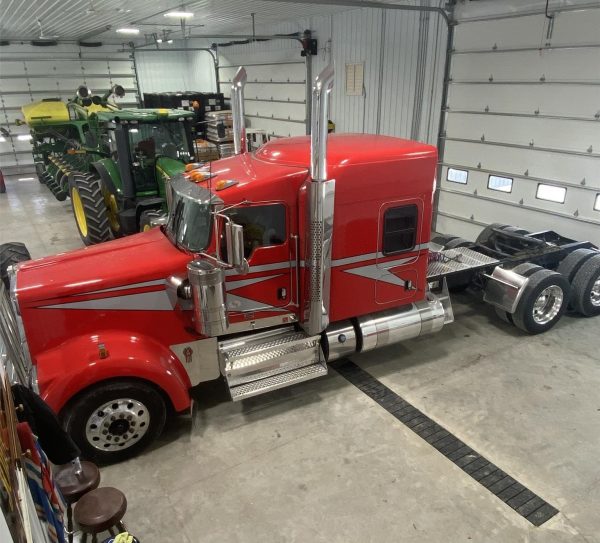 2018 Kenworth W900 - Image 3