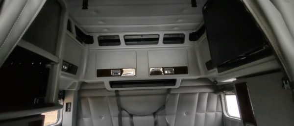 2021 Peterbilt 389 - Image 9