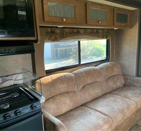 2016 COACHMEN LEPRECHAUN 320BH - Image 5