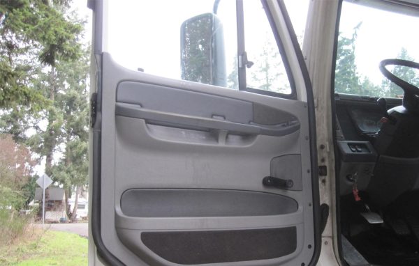 2004 FREIGHTLINER COLUMBIA 120 - Image 5