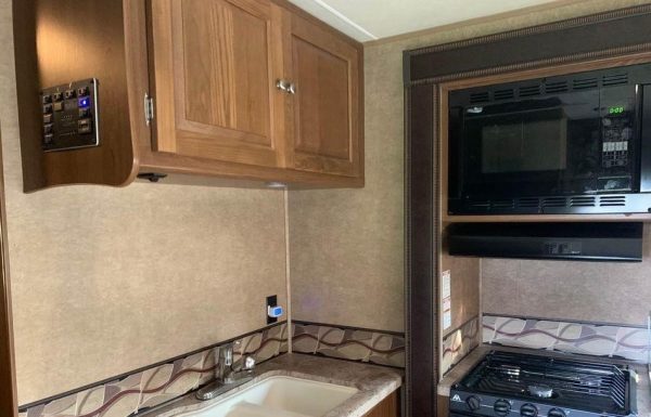 2016 COACHMEN LEPRECHAUN 320BH - Image 6