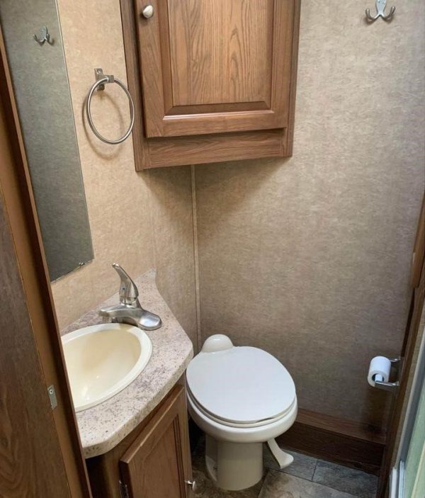 2016 COACHMEN LEPRECHAUN 320BH - Image 9