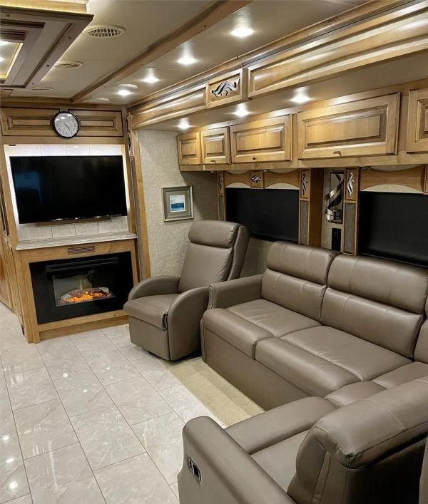 2018 TIFFIN PHAETON 40AH - Image 10