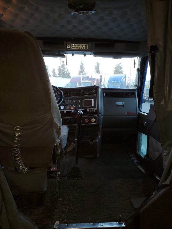 2011 Kenworth T660 - Image 11