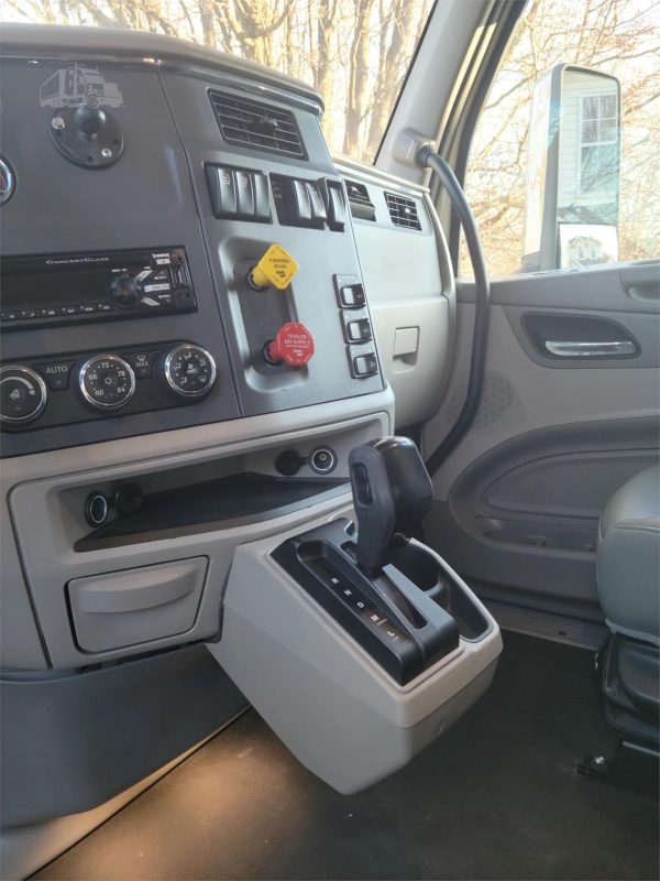 2018 PETERBILT 579 - Image 4