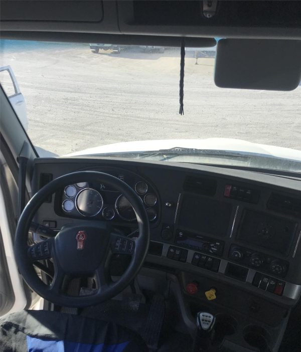 2017 KENWORTH T680 - Image 6