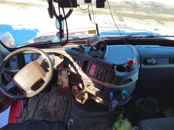 2015 VOLVO VNL64T730 - Image 10