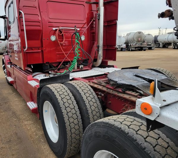 2015 VOLVO VNL64T730 - Image 2