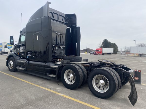 2015 PETERBILT 579 - Image 2