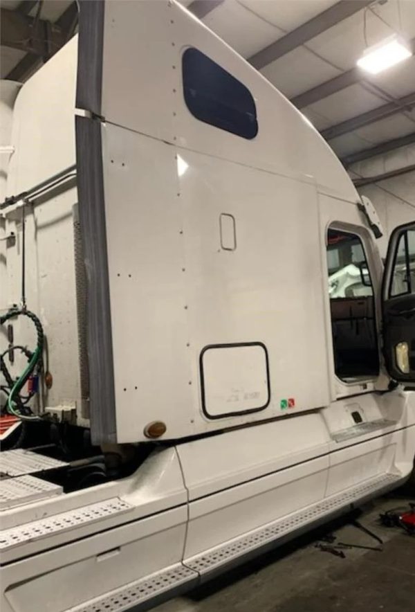 2007 Freightliner Columbia 120 - Image 3