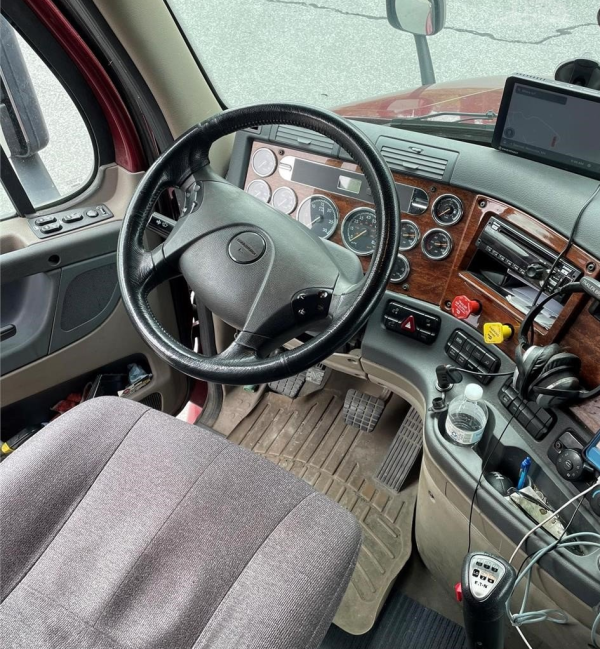 2018 Freightliner Cascadia 125 - Image 5