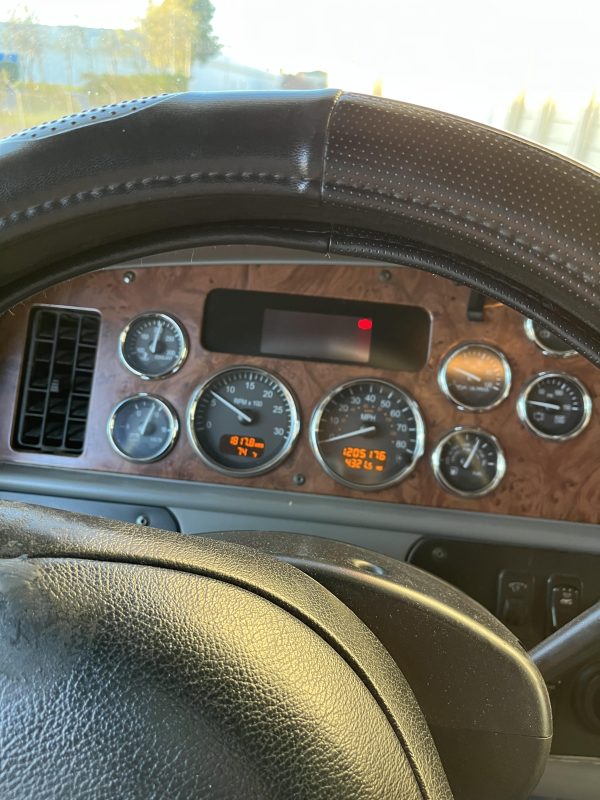 2010 Peterbilt 387 - Image 5