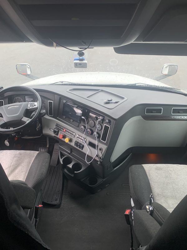 2019 Freightliner Cascadia 126 - Image 2