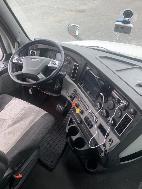 2019 Freightliner Cascadia 126 - Image 3