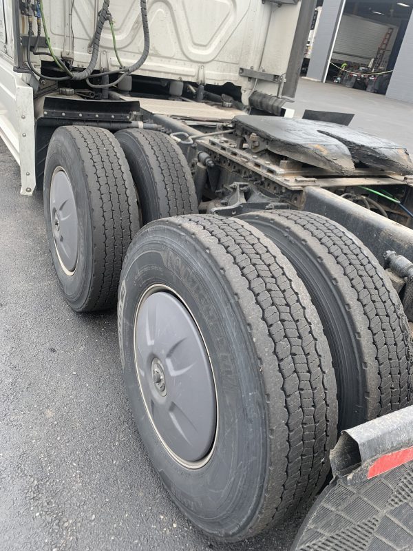 2019 Freightliner Cascadia 126 - Image 9