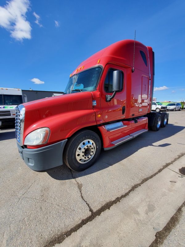 2010 Freightliner Cascadia 125 - Image 2