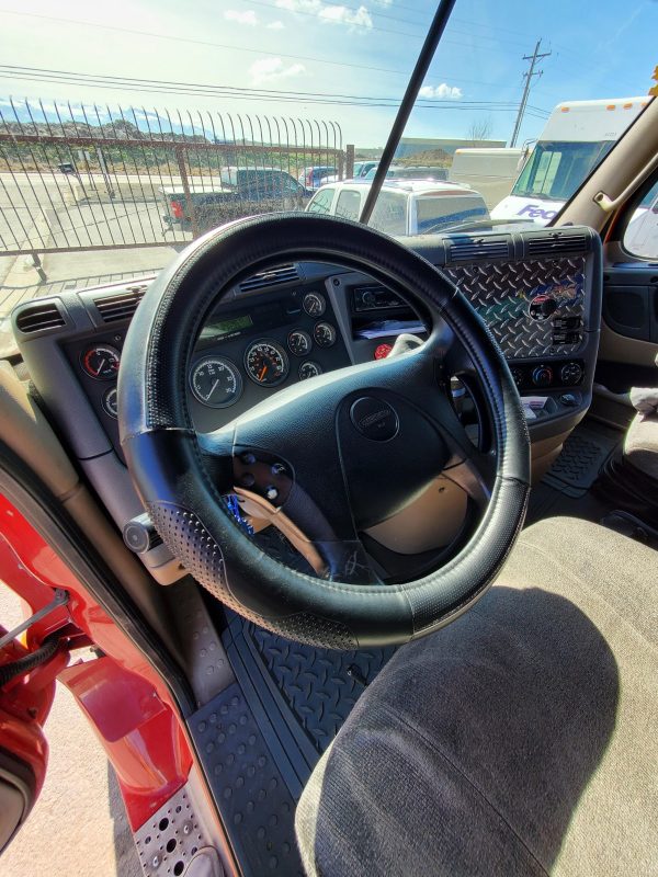 2010 Freightliner Cascadia 125 - Image 5