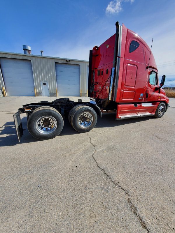 2010 Freightliner Cascadia 125 - Image 3