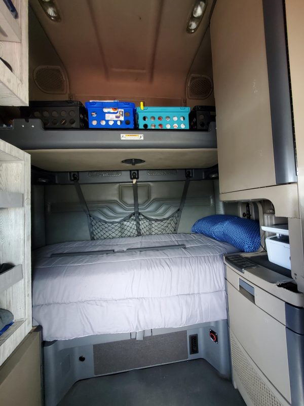 2010 Freightliner Cascadia 125 - Image 8