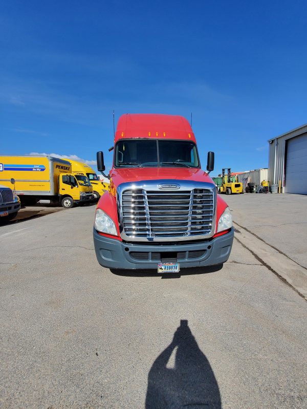 2010 Freightliner Cascadia 125 - Image 4