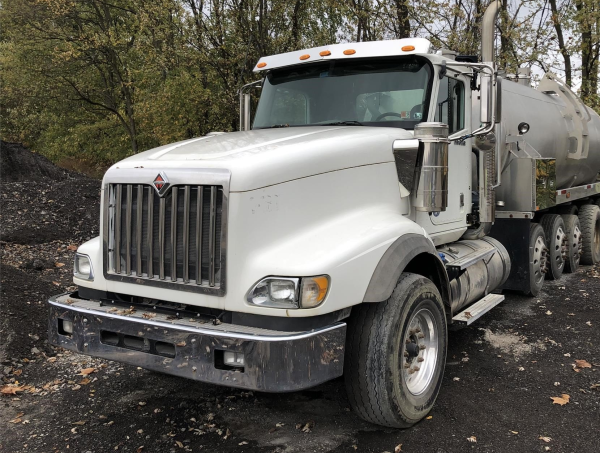 2014 International Paystar 5900 Vacuum Truck - Image 2