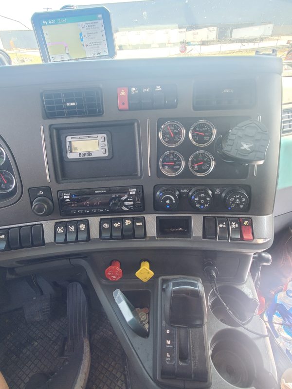 2018 Kenworth T680 - Image 5