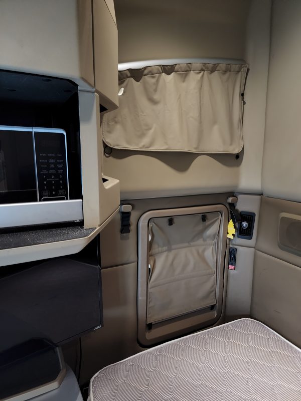 2014 Kenworth T680 - Image 3