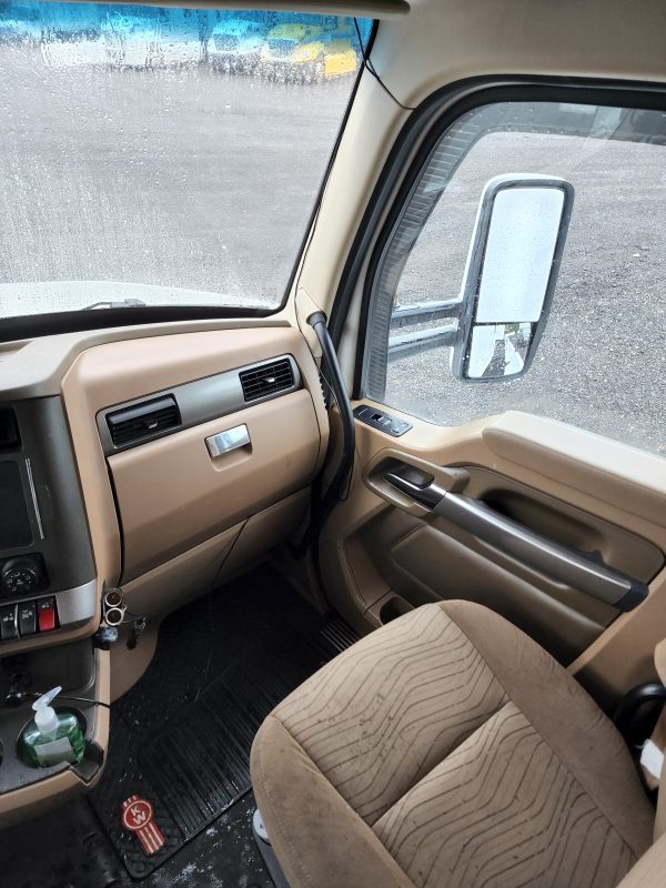 2014 Kenworth T680 - Image 5