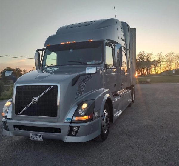 2015 Volvo VNL64T780 - Image 3
