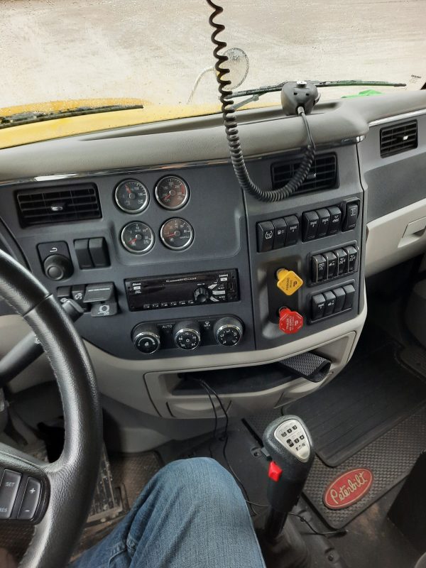 2019 Peterbilt 579 - Image 9