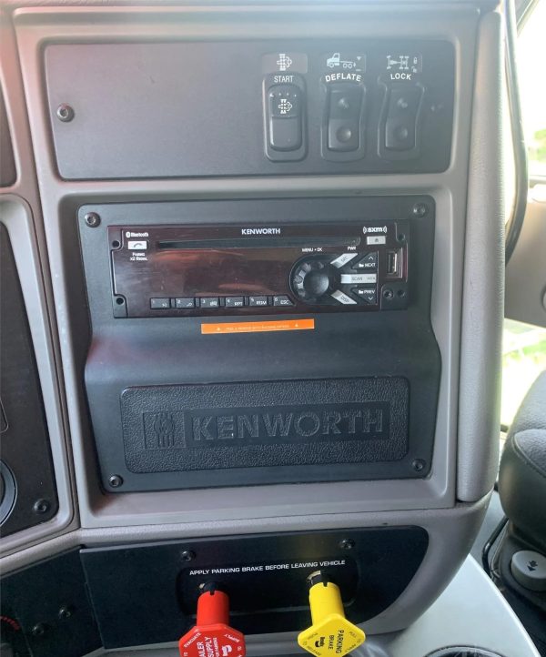 2016 Kenworth T700 - Image 9