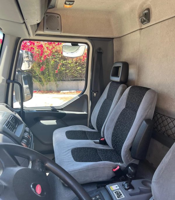 2010 Peterbilt 220 - Image 11