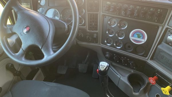 2016 Kenworth T700 - Image 10