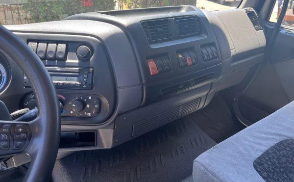 2010 Peterbilt 220 - Image 13