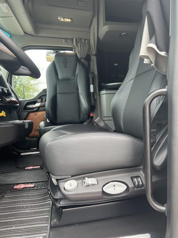 2023 Kenworth T680 - Image 19