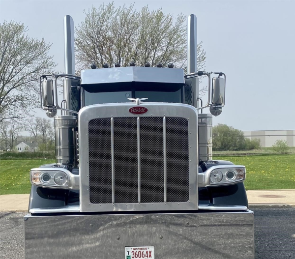 2018 Peterbilt 389 - Image 2