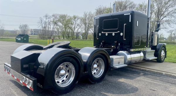 2018 Peterbilt 389 - Image 3