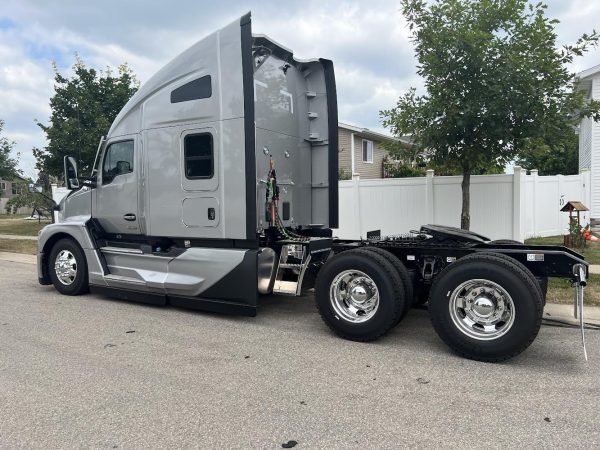 2023 Kenworth T680 - Image 2