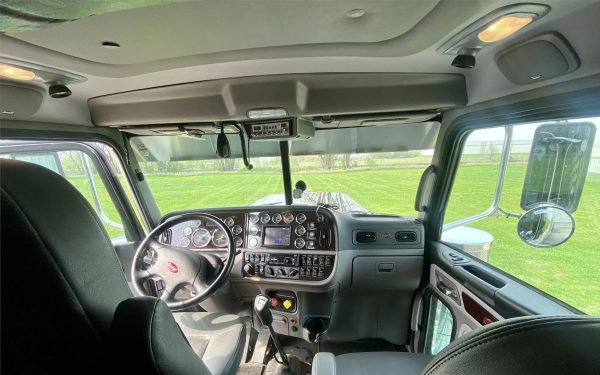 2018 Peterbilt 389 - Image 5