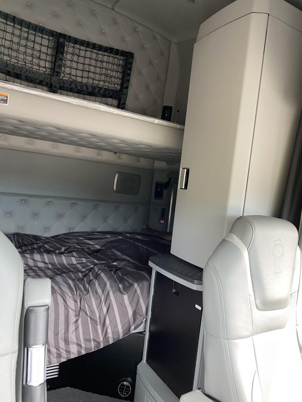 2016 Kenworth T680 - Image 5