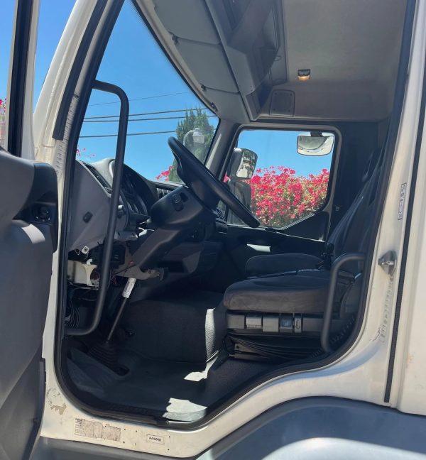 2010 Peterbilt 220 - Image 9