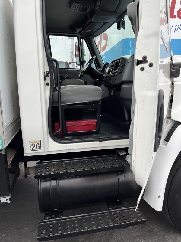 2005 International Durastar 4300 Box Truck - Image 3